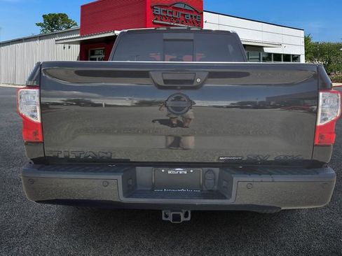 Used 2019 Nissan Titan SV w/ SV Convenience Package image 4