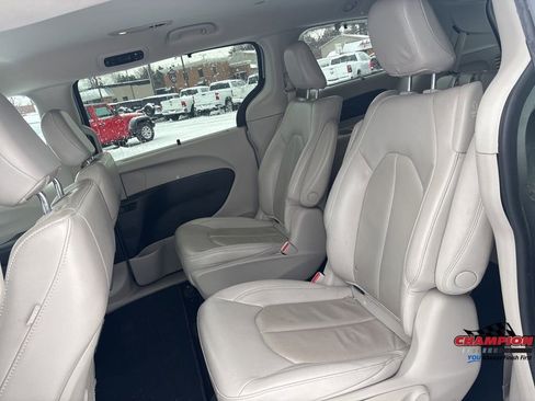 Used 2021 Chrysler Pacifica Touring-L image 27
