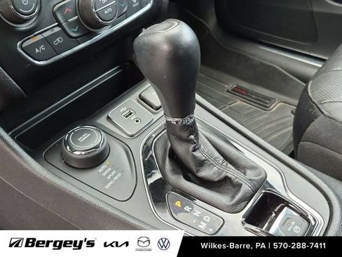 Used 2019 Jeep Cherokee Limited AWD/4WD image 21