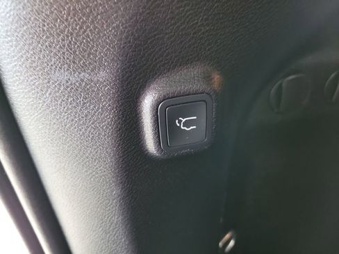 Used 2019 Jeep Cherokee Limited image 12