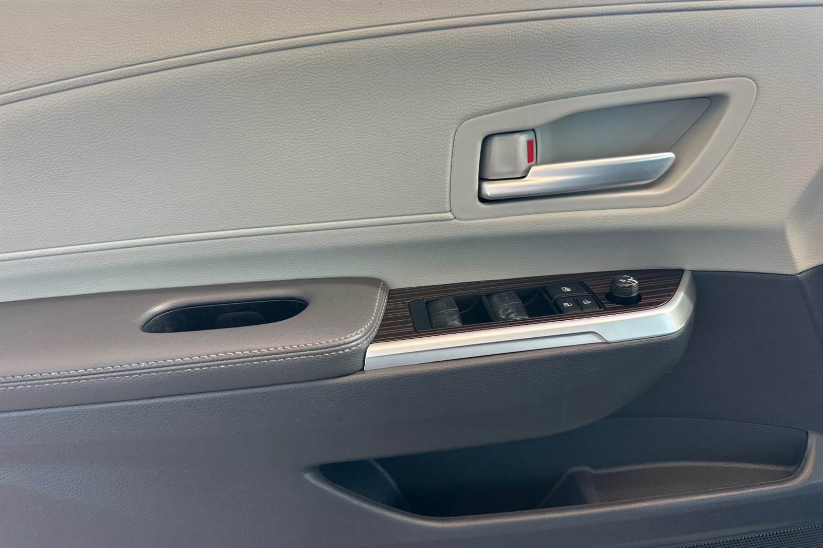 Certified 2024 Toyota Sienna XLE FWD image 13