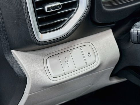 Used 2025 Hyundai Venue SEL FWD image 17
