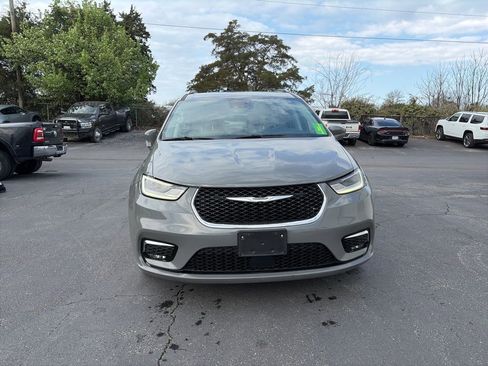 Used 2021 Chrysler Pacifica Touring-L image 2