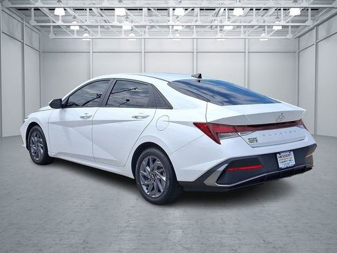 Used 2024 Hyundai Elantra SEL FWD image 8