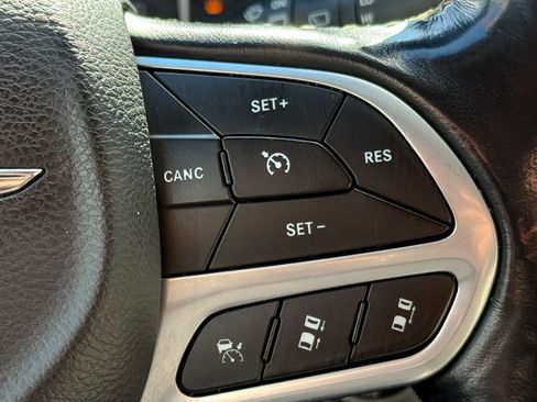 Used 2021 Chrysler Pacifica Touring-L image 8