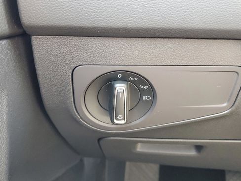 Used 2021 Volkswagen Tiguan SE image 16