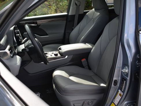 Used 2023 Toyota Highlander Limited image 11