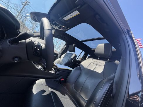 Used 2024 Jeep Grand Cherokee Overland w/ Luxury Tech Group IV image 11