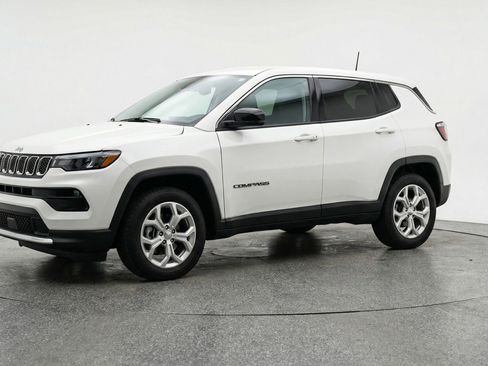 Used 2025 Jeep Compass Latitude image 3