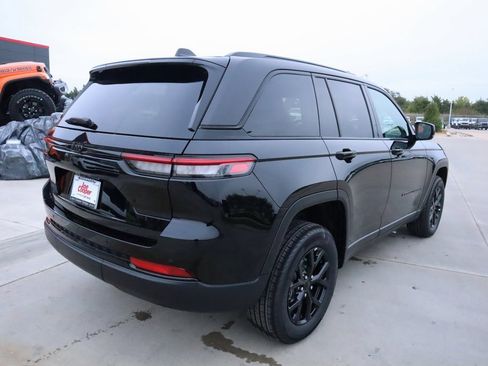 New 2025 Jeep Grand Cherokee Altitude image 21