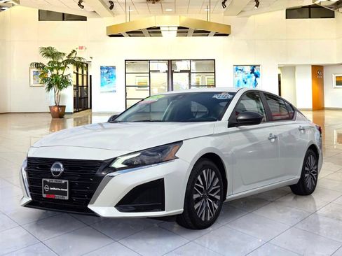 Certified 2024 Nissan Altima 2.5 SV FWD image 1