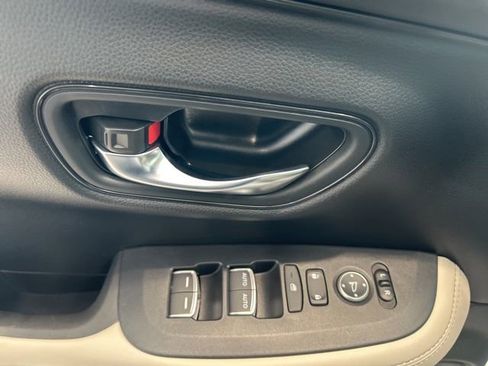 Used 2025 Honda HR-V EX-L image 9