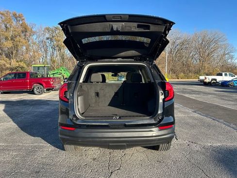Used 2024 GMC Terrain SLE image 17