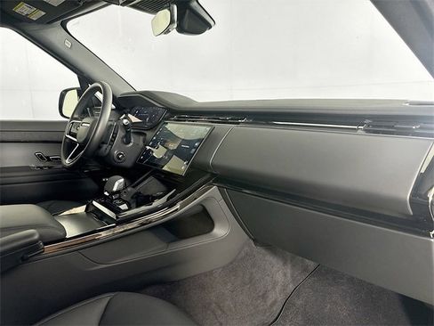 Used 2025 Land Rover Range Rover Sport SE image 29