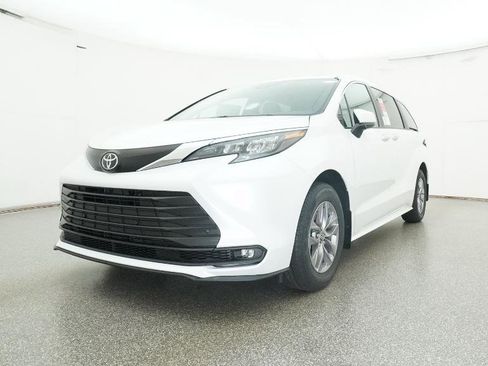 New 2026 Toyota Sienna XLE image 4