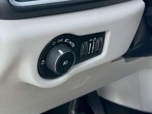 Used 2019 Chrysler Pacifica Touring-L w/ Advanced Safetytec Group image 12