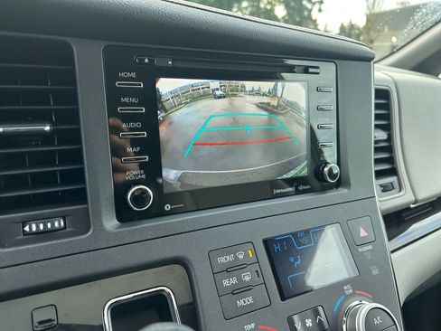 Used 2019 Toyota Sienna XLE image 19