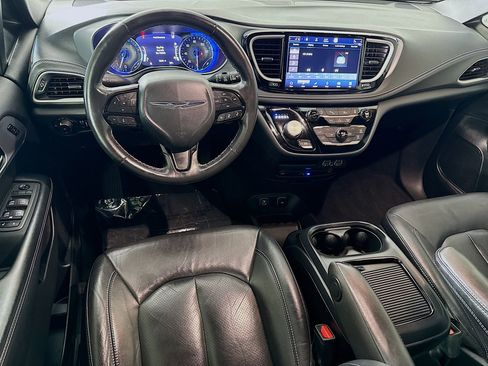 Used 2021 Chrysler Pacifica Touring-L w/ Uconnect Theater Family Group image 17