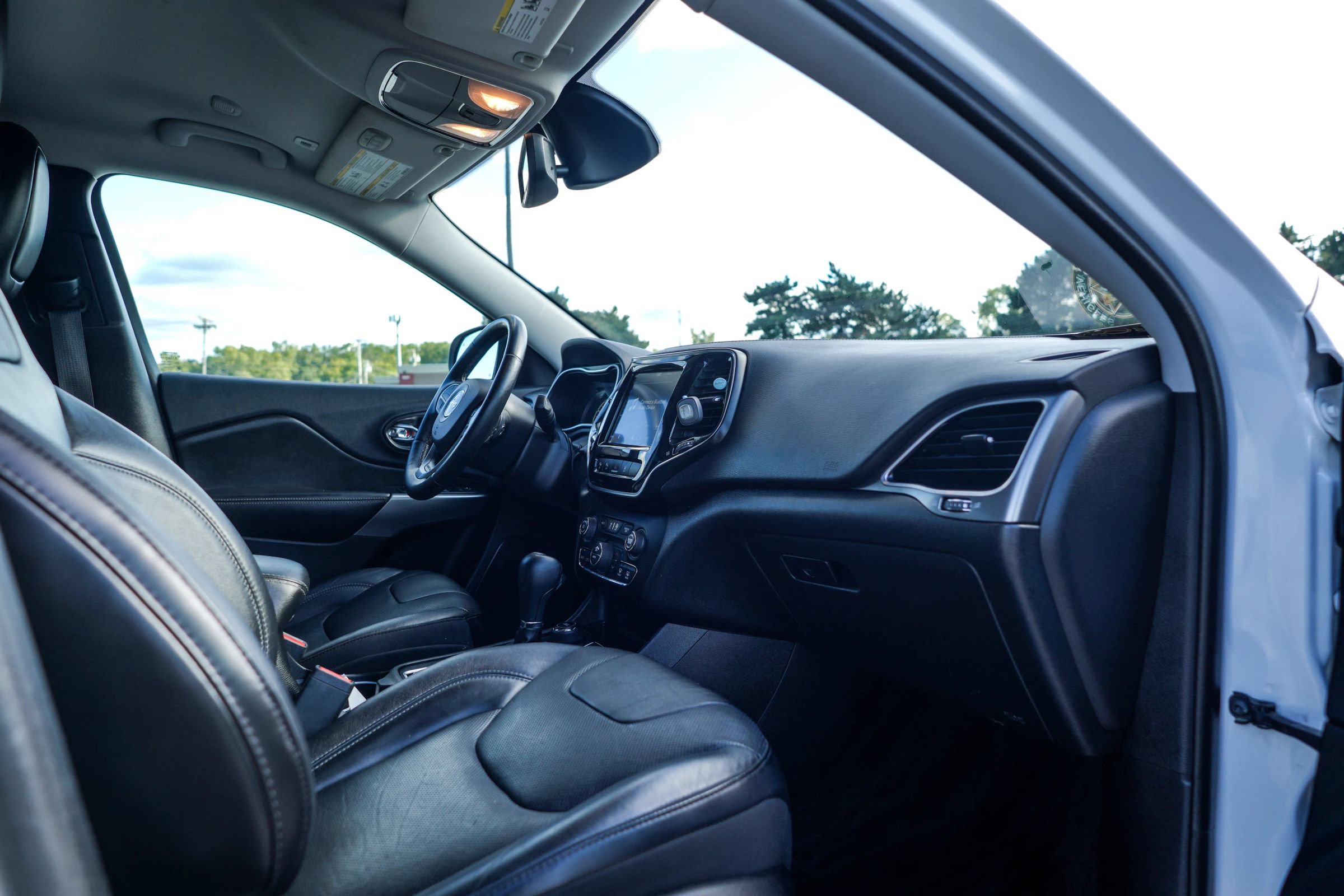 Used 2019 Jeep Cherokee Limited w/ Luxury Group AWD/4WD image 16