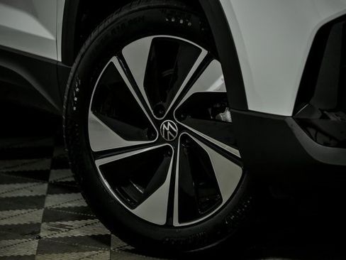 Certified 2025 Volkswagen Taos SE w/ Panoramic Sunroof Package image 3