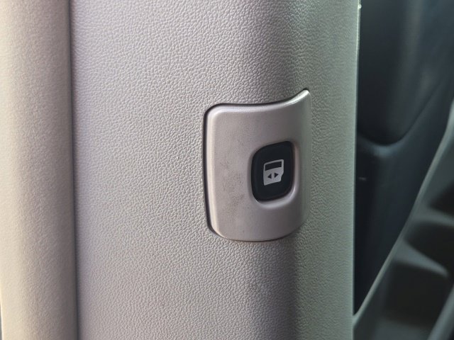 Used 2016 Chrysler Town & Country Touring FWD image 22