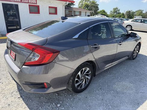 Used 2018 Honda Civic EX image 3