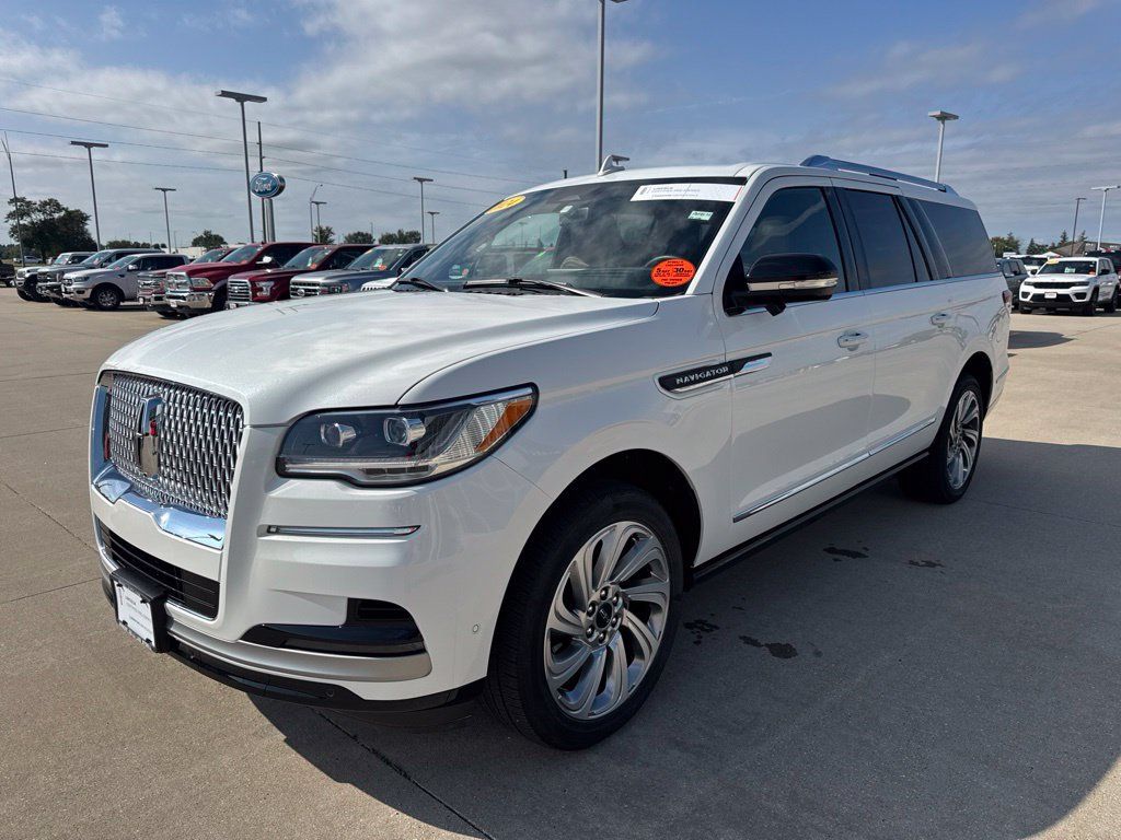 Used 2024 Lincoln Navigator L Reserve AWD/4WD image 32