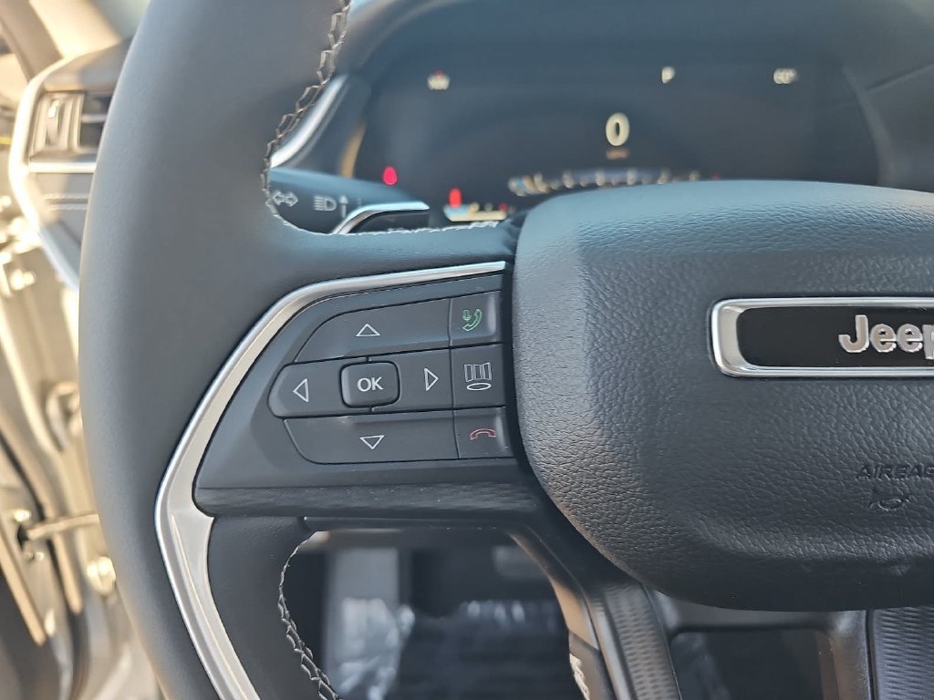 Used 2023 Jeep Grand Cherokee Laredo X AWD/4WD image 16