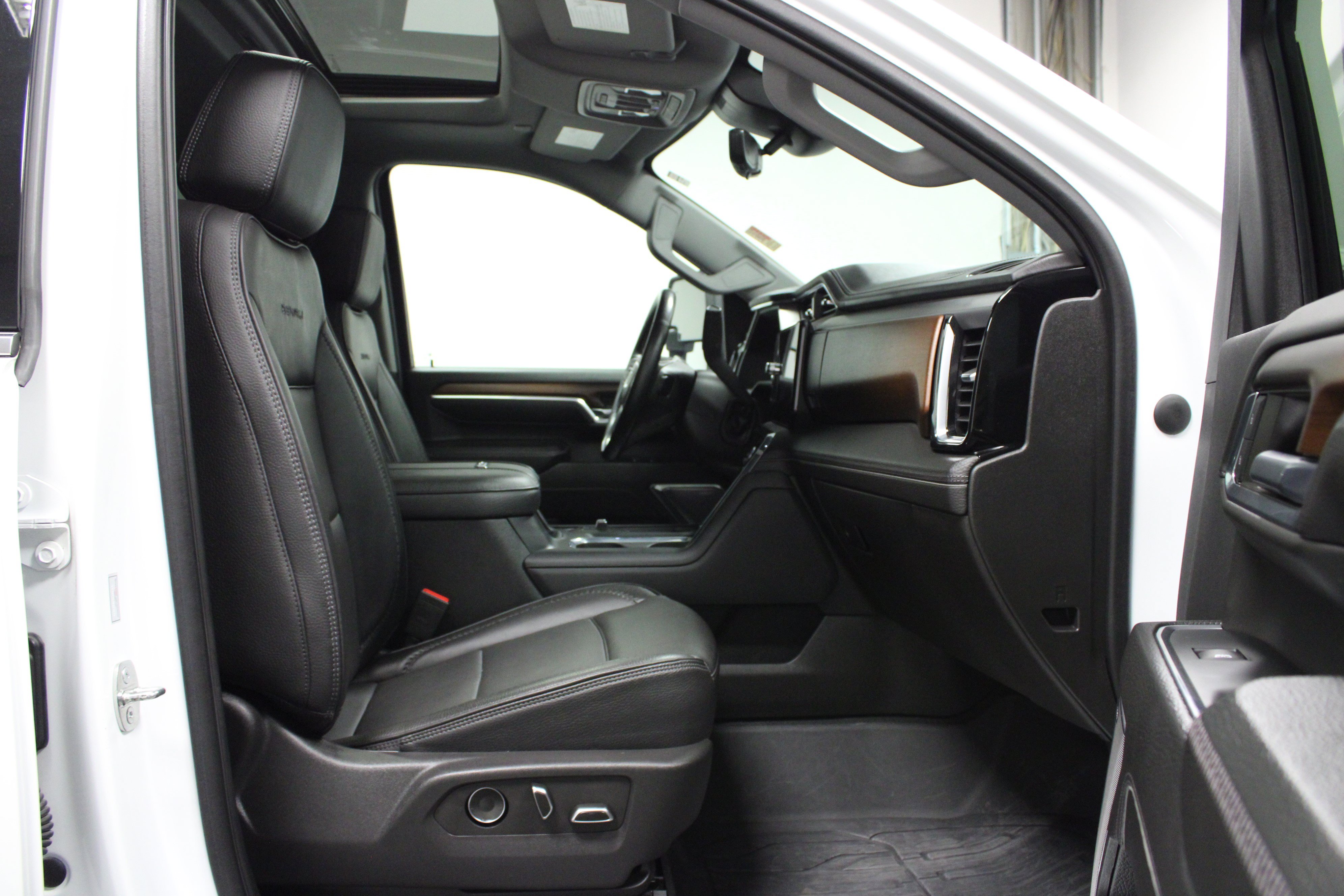 Used 2024 GMC Sierra 2500 Denali w/ Denali Reserve Package AWD/4WD image 16