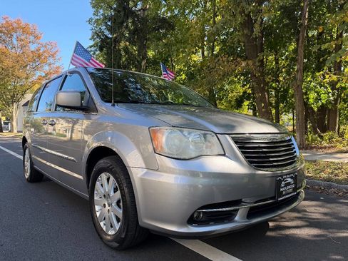 Used 2014 Chrysler Town & Country Touring image 4