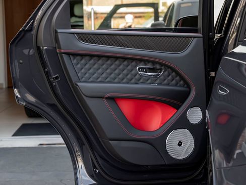 Certified 2025 Bentley Bentayga AWD/4WD image 31