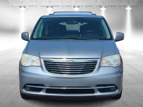 Used 2014 Chrysler Town & Country Touring FWD image 3