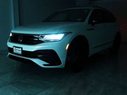 Used 2024 Volkswagen Tiguan SE R-Line image 45