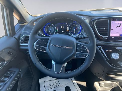New 2026 Chrysler Pacifica Select image 13