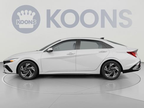 Used 2025 Hyundai Elantra Limited FWD image 2