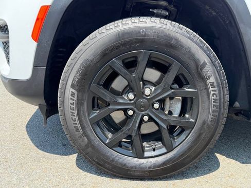 Used 2024 Jeep Grand Cherokee Altitude AWD/4WD image 11