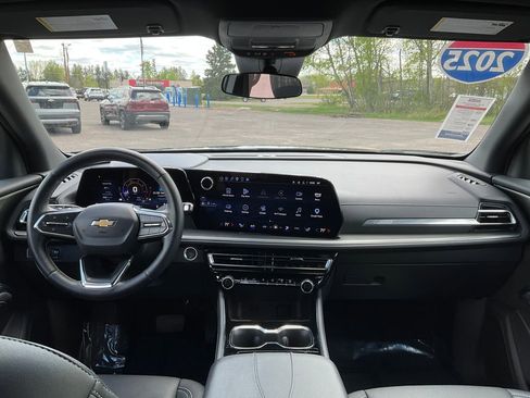Used 2025 Chevrolet Traverse LT AWD/4WD image 3