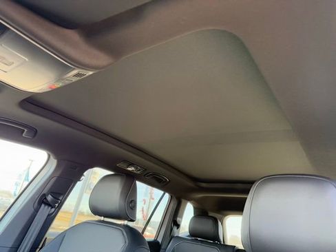 New 2024 Volkswagen Tiguan SE R-Line image 9