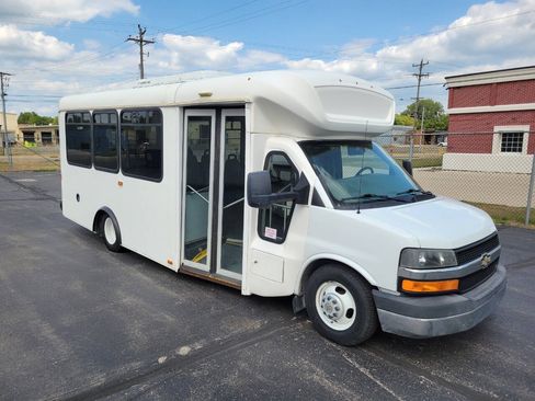 Used 2015 Chevrolet Express 4500 w/ Shuttle Bus Package RWD image 2