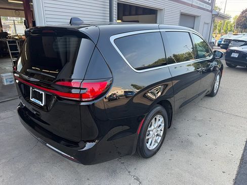 Used 2026 Chrysler Pacifica Select FWD image 3