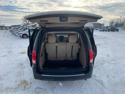 Used 2016 Dodge Grand Caravan SXT image 15