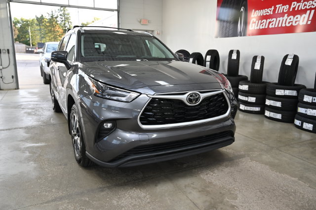 Used 2023 Toyota Highlander XLE AWD/4WD image 3