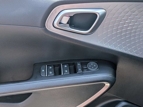 Used 2025 Kia Soul LX FWD image 11