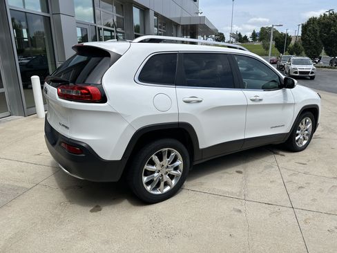 Used 2017 Jeep Cherokee Limited w/ Luxury Group FWD image 9