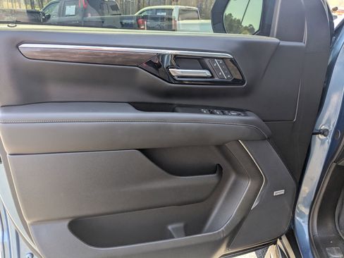 Used 2025 Chevrolet Suburban LT w/ Comfort Package image 11