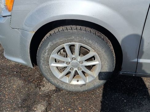 Used 2019 Dodge Grand Caravan SXT image 2