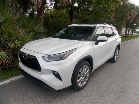 Used 2023 Toyota Highlander Limited FWD image 1