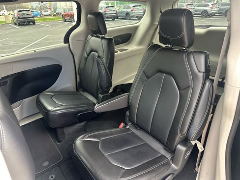 Used 2024 Chrysler Pacifica Touring-L image 17