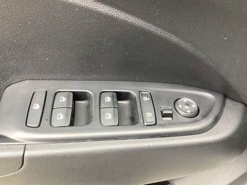 Used 2025 Hyundai Venue SEL FWD image 12