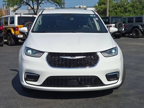 Certified 2023 Chrysler Pacifica Touring-L FWD image 2